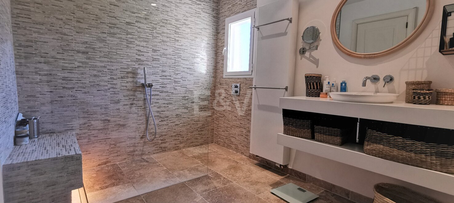 Villa with Panoramic Sea Views
