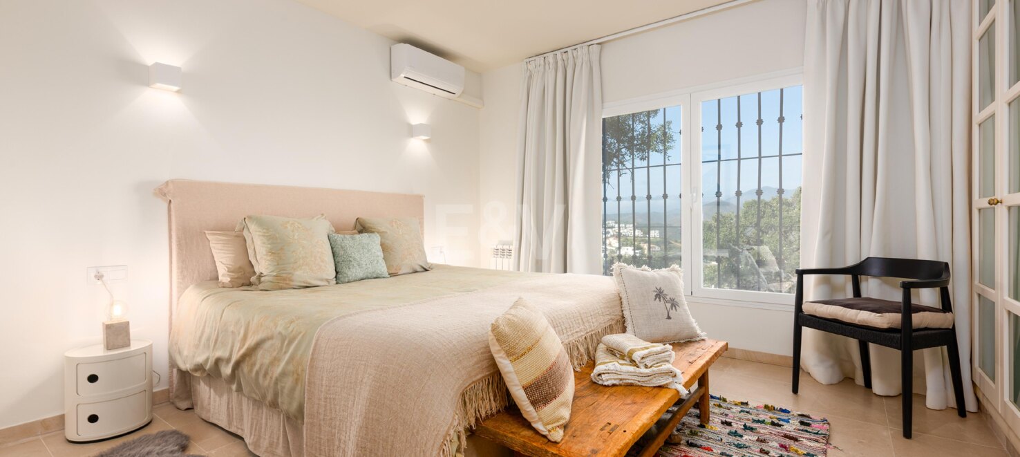 Villa with Panoramic Sea Views