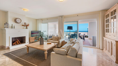 Spacious two-bedroom townhouse with stunning views of the golf course and the Mediterranean Sea in Santa Clara Golf.