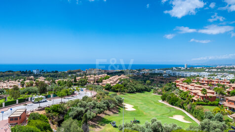 Spacious two-bedroom townhouse with stunning views of the golf course and the Mediterranean Sea in Santa Clara Golf.