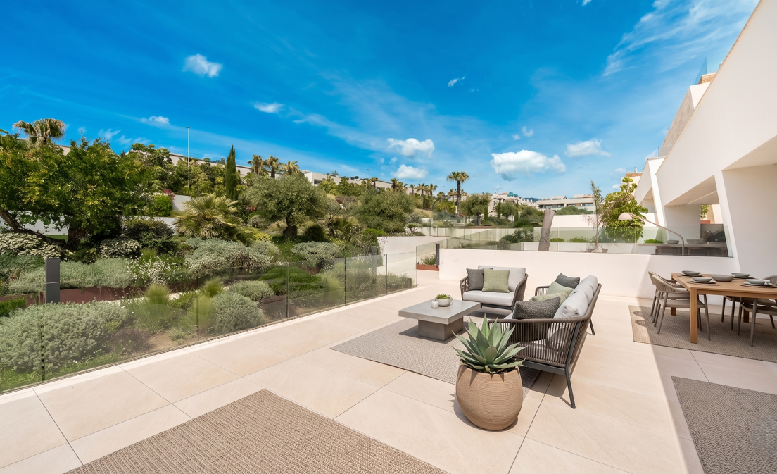 Situé dans l'une des communautés les plus prestigieuses de Marbella, Golden Mile, cet appartement de jardin en duplex privé d'exception...