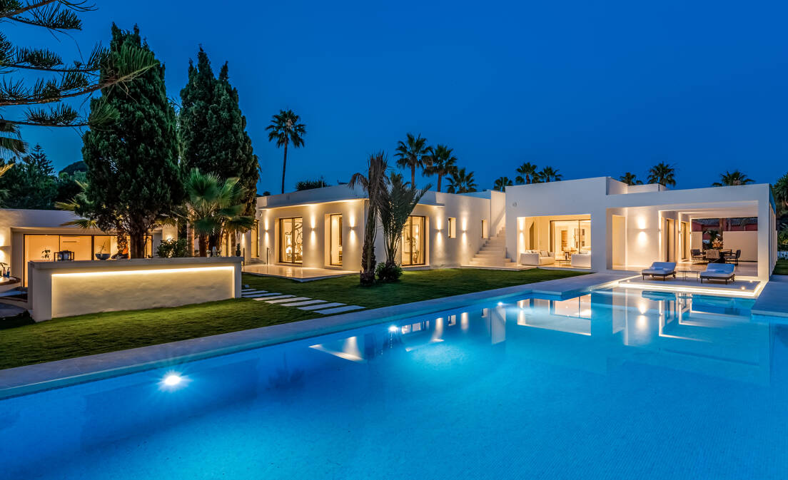 The exclusive Villa Casa del Mar is located just steps from the beach, on a spacious 2,519 m² plot in...