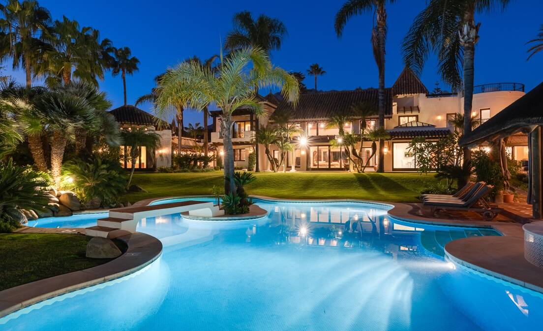 There are times in life when truly unique and unrepeatable houses appear on the market. This is the case of...