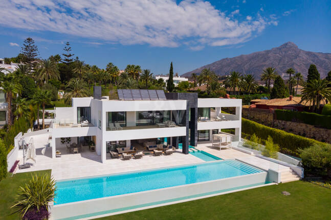 Ultra modern and trendy villa with own spa and gym, Nueva Andalucía Golf Valley