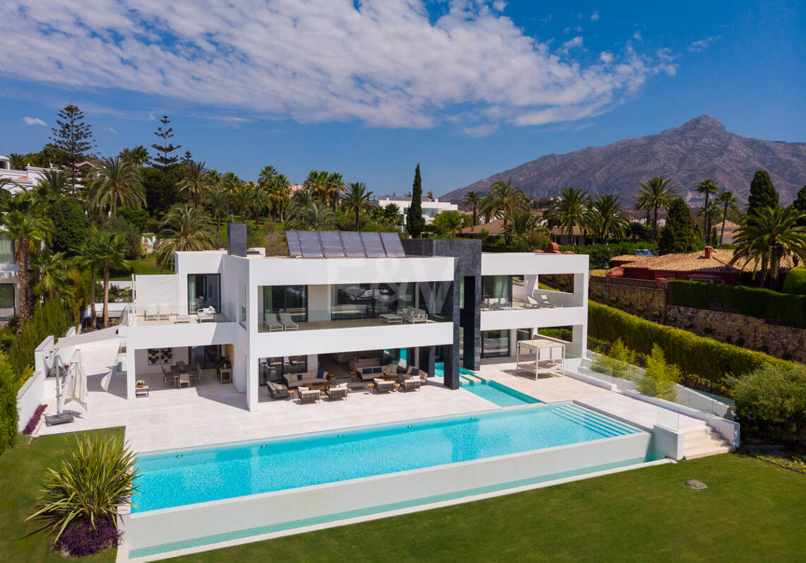 Ultra modern and trendy villa with own spa and gym, Nueva Andalucía Golf Valley