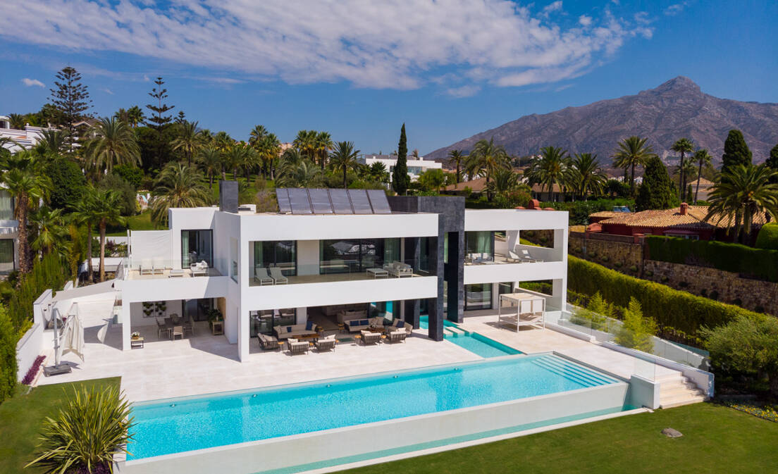 Ultra modern and trendy villa with own spa and gym, Nueva Andalucía Golf Valley