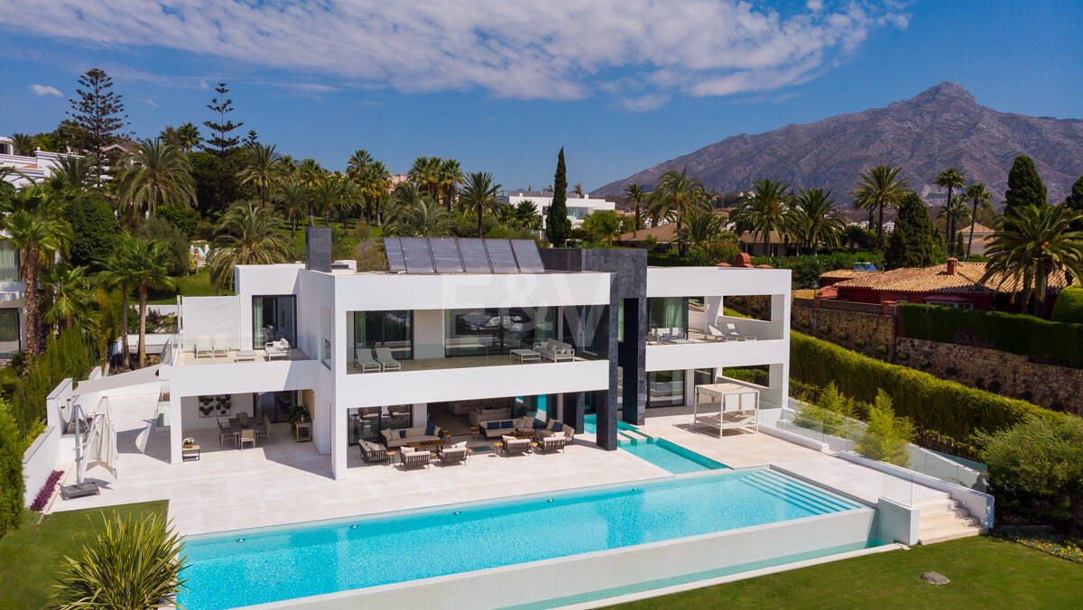 Ultra modern and trendy villa with own spa and gym, Nueva Andalucía Golf Valley