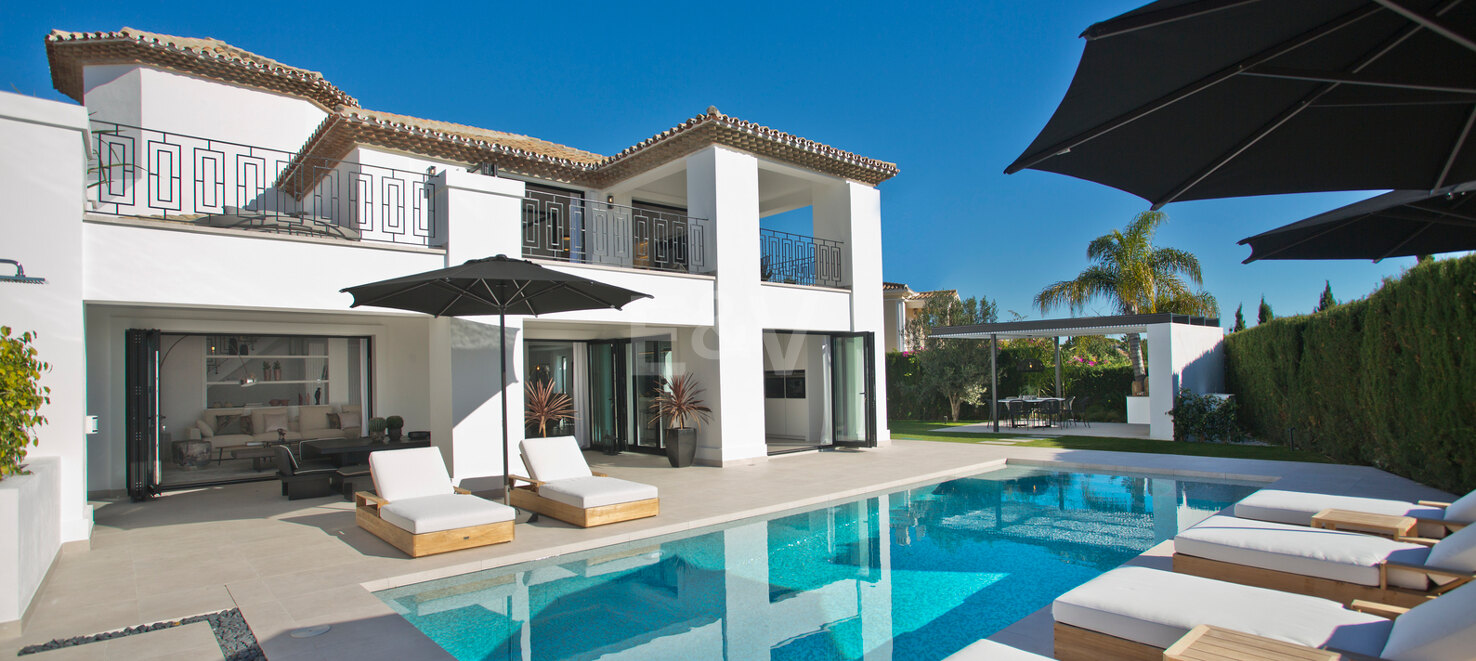 Modern andalusisk villa med havsutsikt i Nueva Andalucia