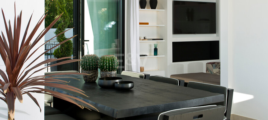 Modern andalusisk villa med havsutsikt i Nueva Andalucia