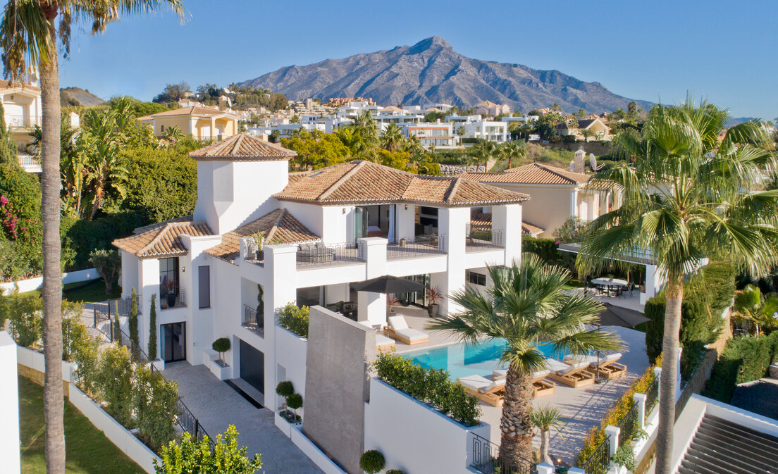 Modern andalusisk villa med havsutsikt i Nueva Andalucia