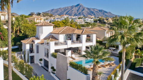 Modern andalusisk villa med havsutsikt i Nueva Andalucia