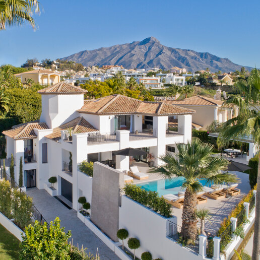 Modern andalusisk villa med havsutsikt i Nueva Andalucia