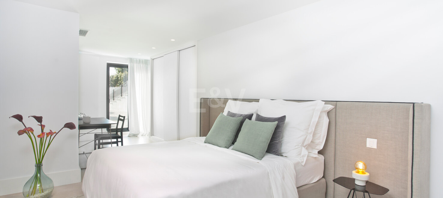 Modern andalusisk villa med havsutsikt i Nueva Andalucia