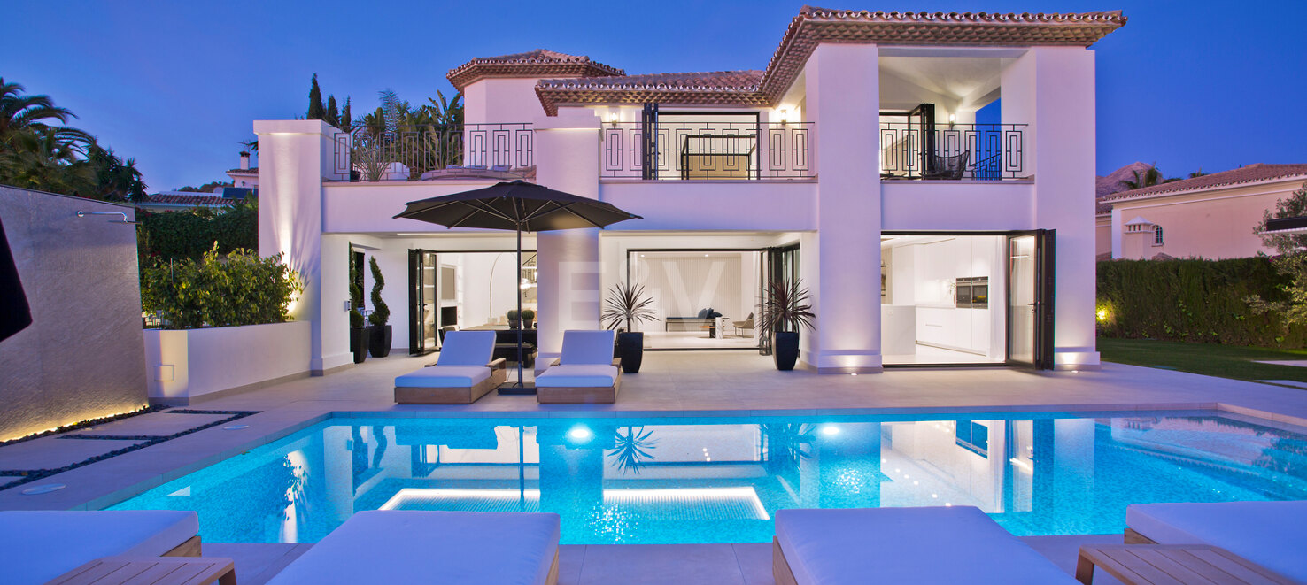 Modern andalusisk villa med havsutsikt i Nueva Andalucia