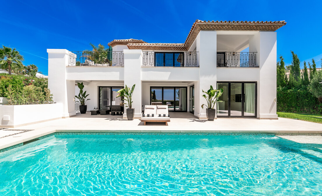 Villa moderna estilo andaluz con vistas al mar en Nueva Andalucía