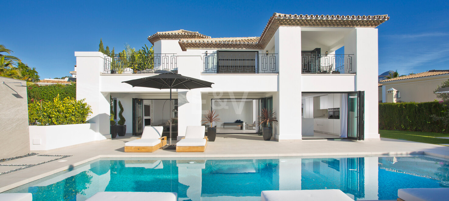 Modern andalusisk villa med havsutsikt i Nueva Andalucia