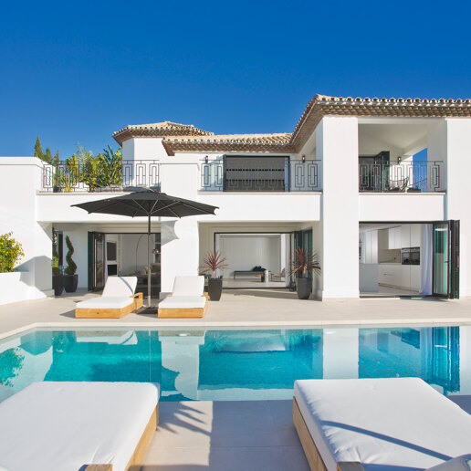 Modern andalusisk villa med havsutsikt i Nueva Andalucia