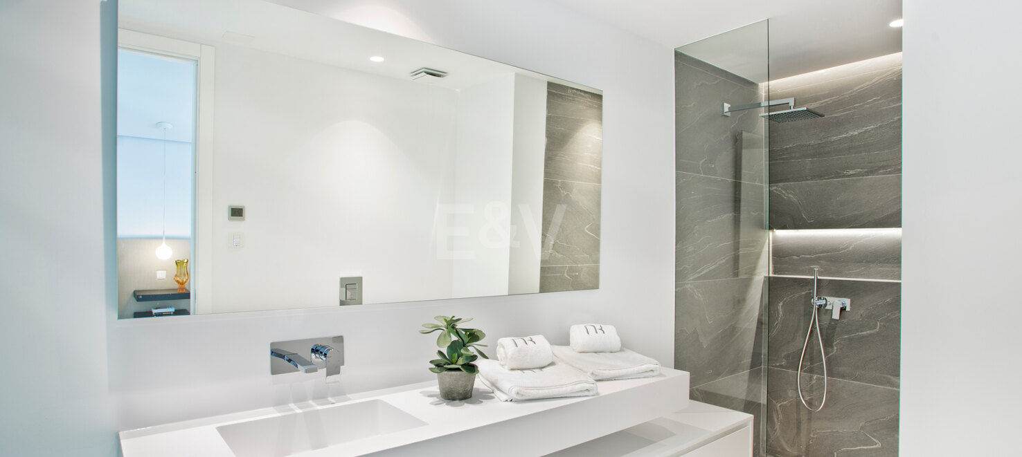 Modern andalusisk villa med havsutsikt i Nueva Andalucia