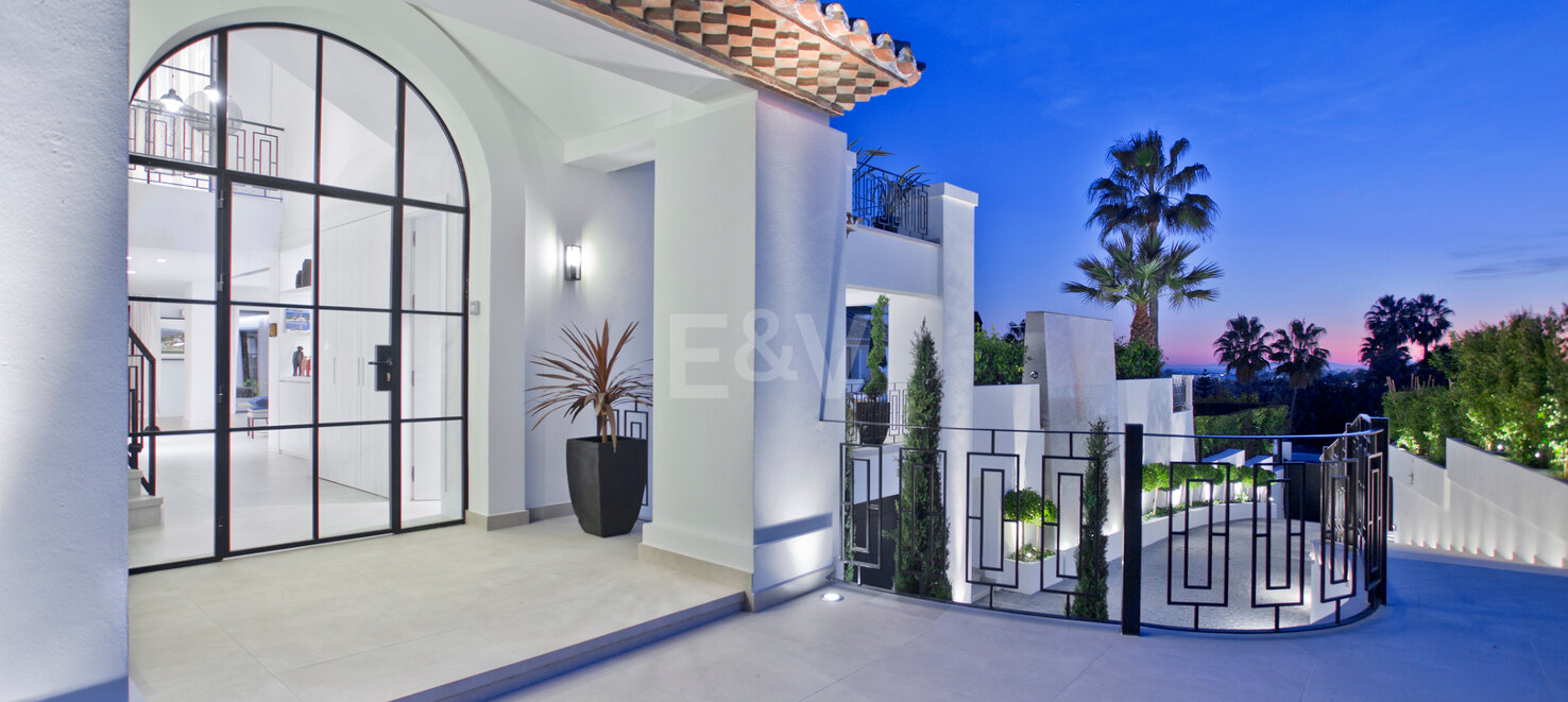 Modern andalusisk villa med havsutsikt i Nueva Andalucia