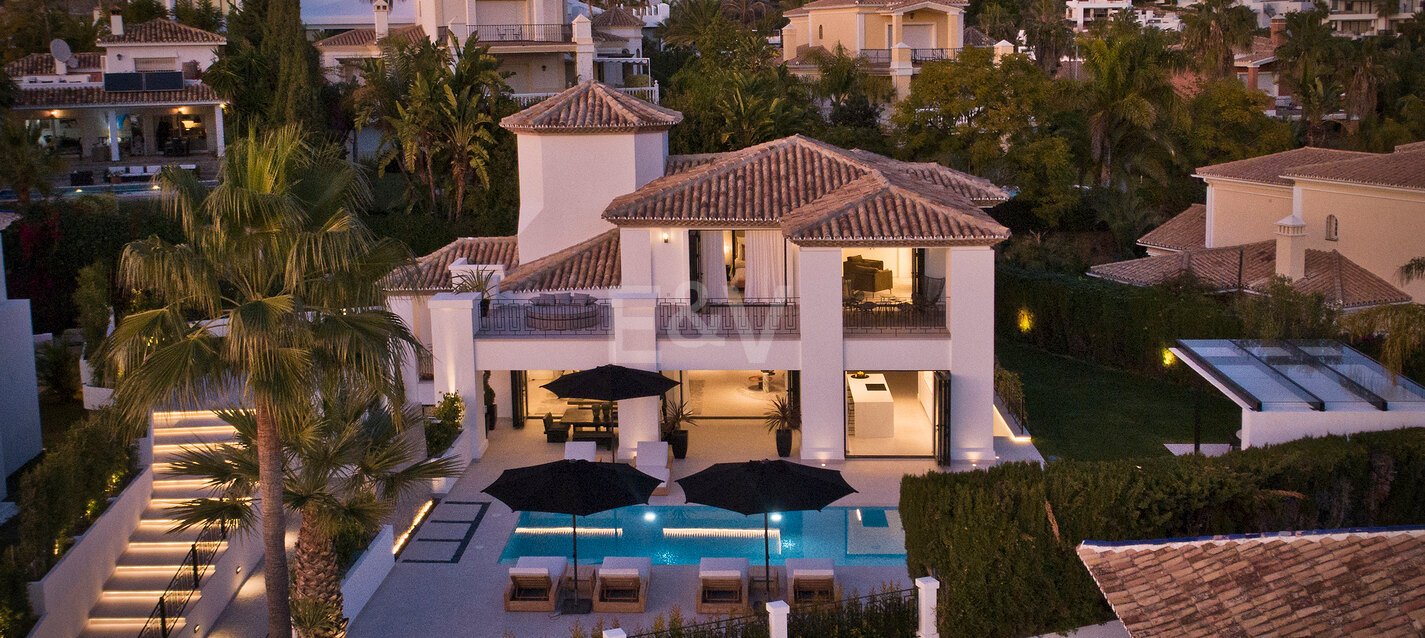 Modern andalusisk villa med havsutsikt i Nueva Andalucia