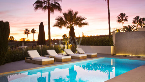 Modern andalusisk villa med havsutsikt i Nueva Andalucia