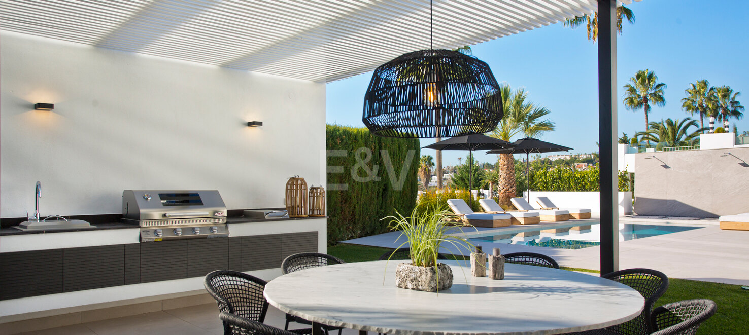 Modern andalusisk villa med havsutsikt i Nueva Andalucia