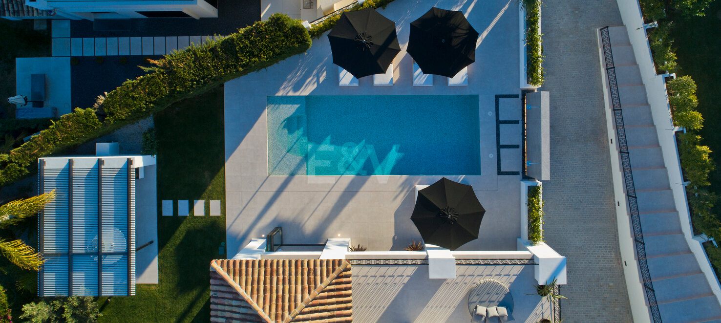 Modern andalusisk villa med havsutsikt i Nueva Andalucia