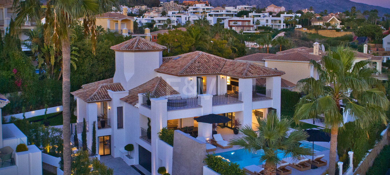 Modern andalusisk villa med havsutsikt i Nueva Andalucia