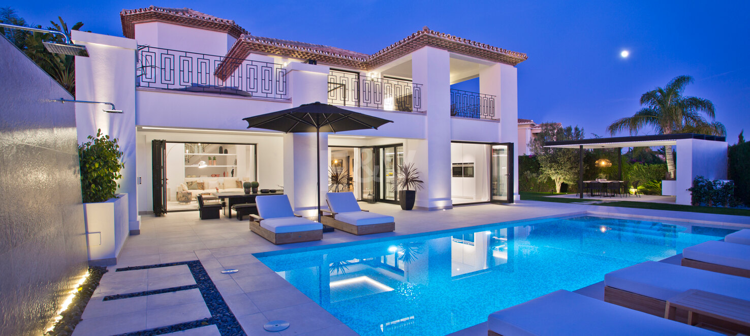Modern andalusisk villa med havsutsikt i Nueva Andalucia