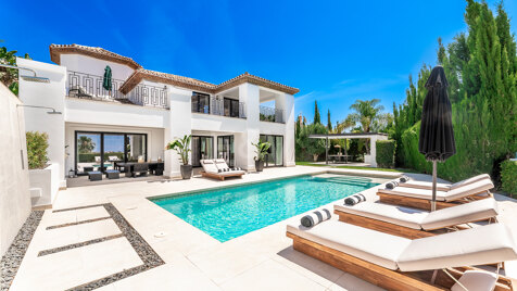 Moderne andalusische Villa mit atemberaubendem Meerblick in Nueva Andalucia