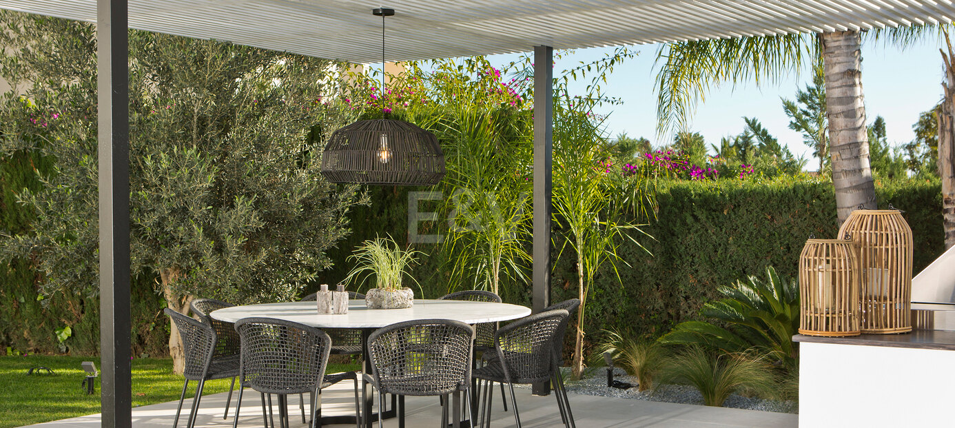 Modern andalusisk villa med havsutsikt i Nueva Andalucia