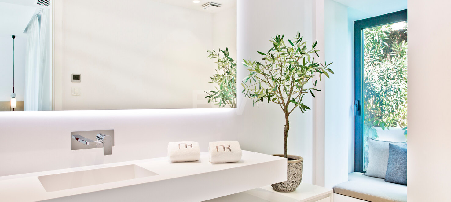 Modern andalusisk villa med havsutsikt i Nueva Andalucia
