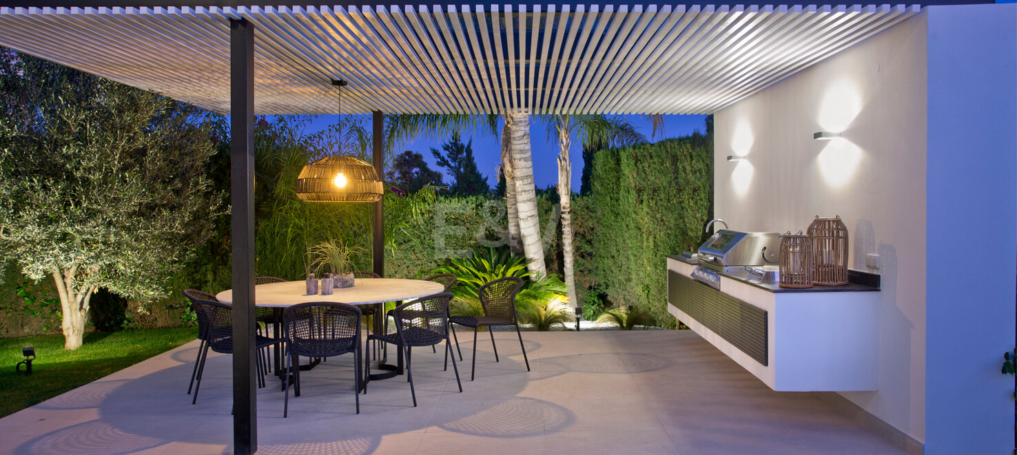 Modern andalusisk villa med havsutsikt i Nueva Andalucia
