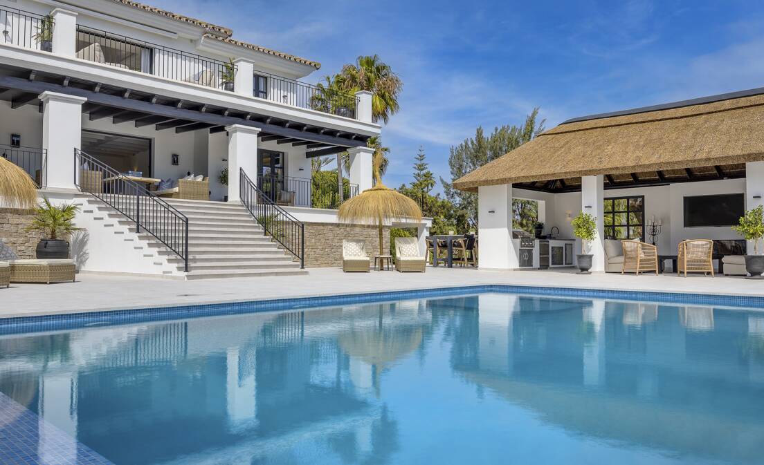 Nestled in the prestigious area of Elviria, this elegantly refurbished family residence offers breathtaking sea views and a contemporary design....
