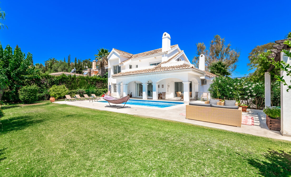 Villa Elviria avec piscine privée et vues vertes