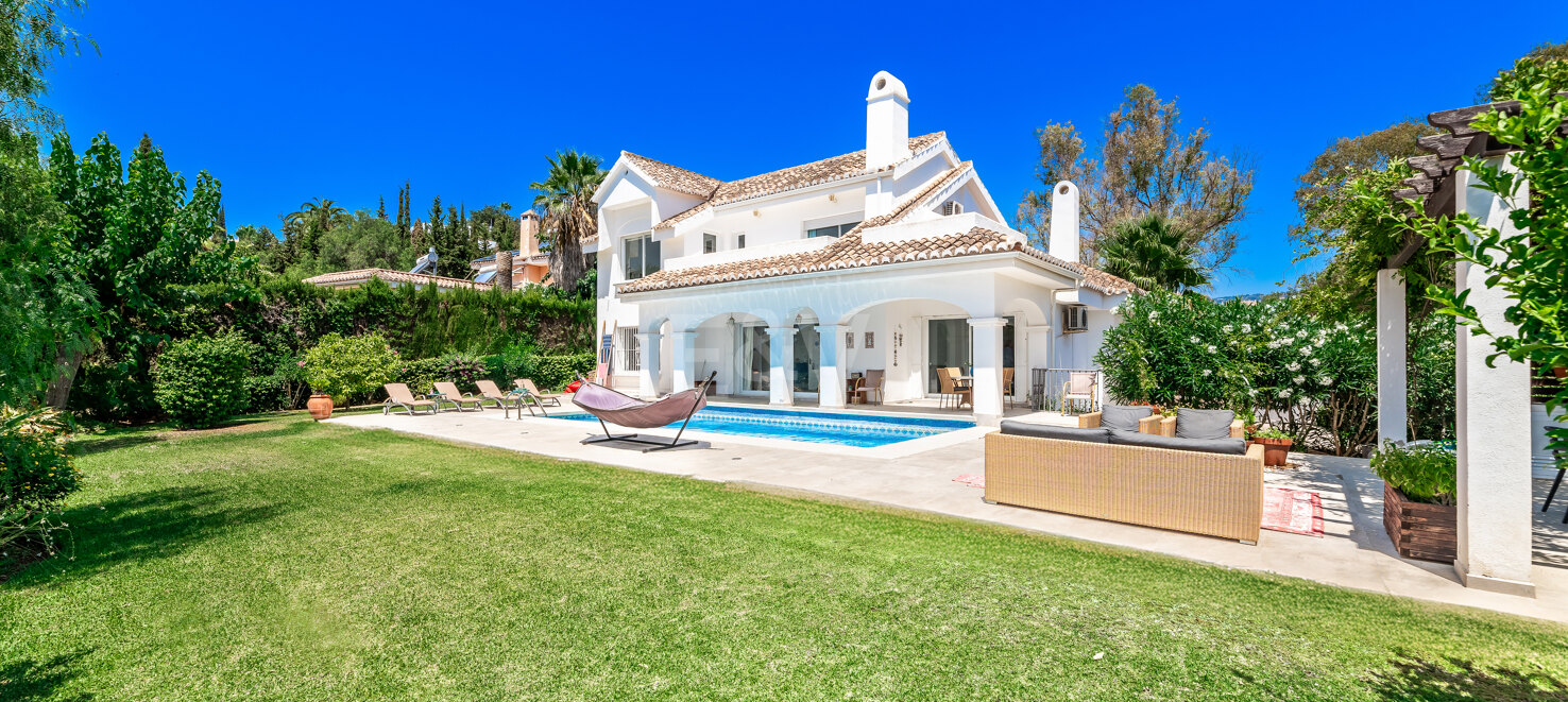 Villa en Elviria con Piscina Privada y Vistas Verdes