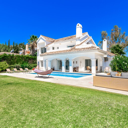Villa en Elviria con Piscina Privada y Vistas Verdes