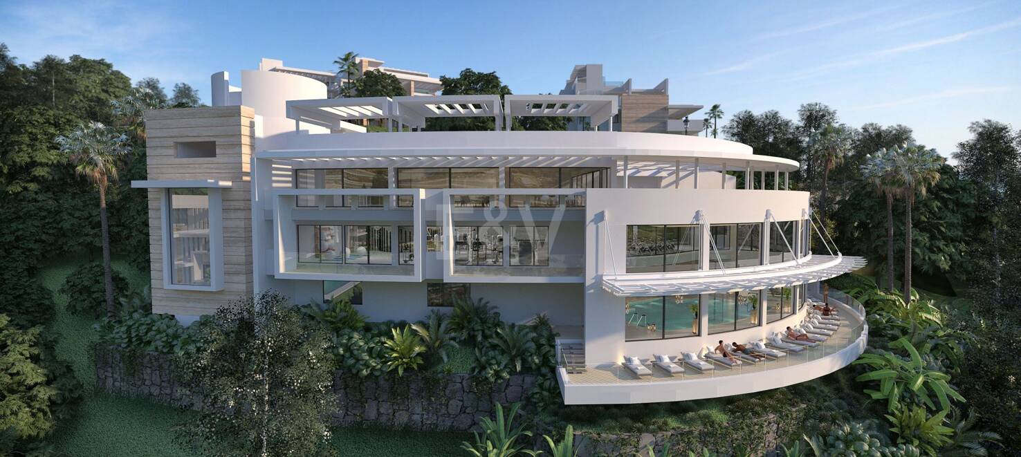 Unique resort with panoramic views and on-site leisure facilities minutes away from Marbella