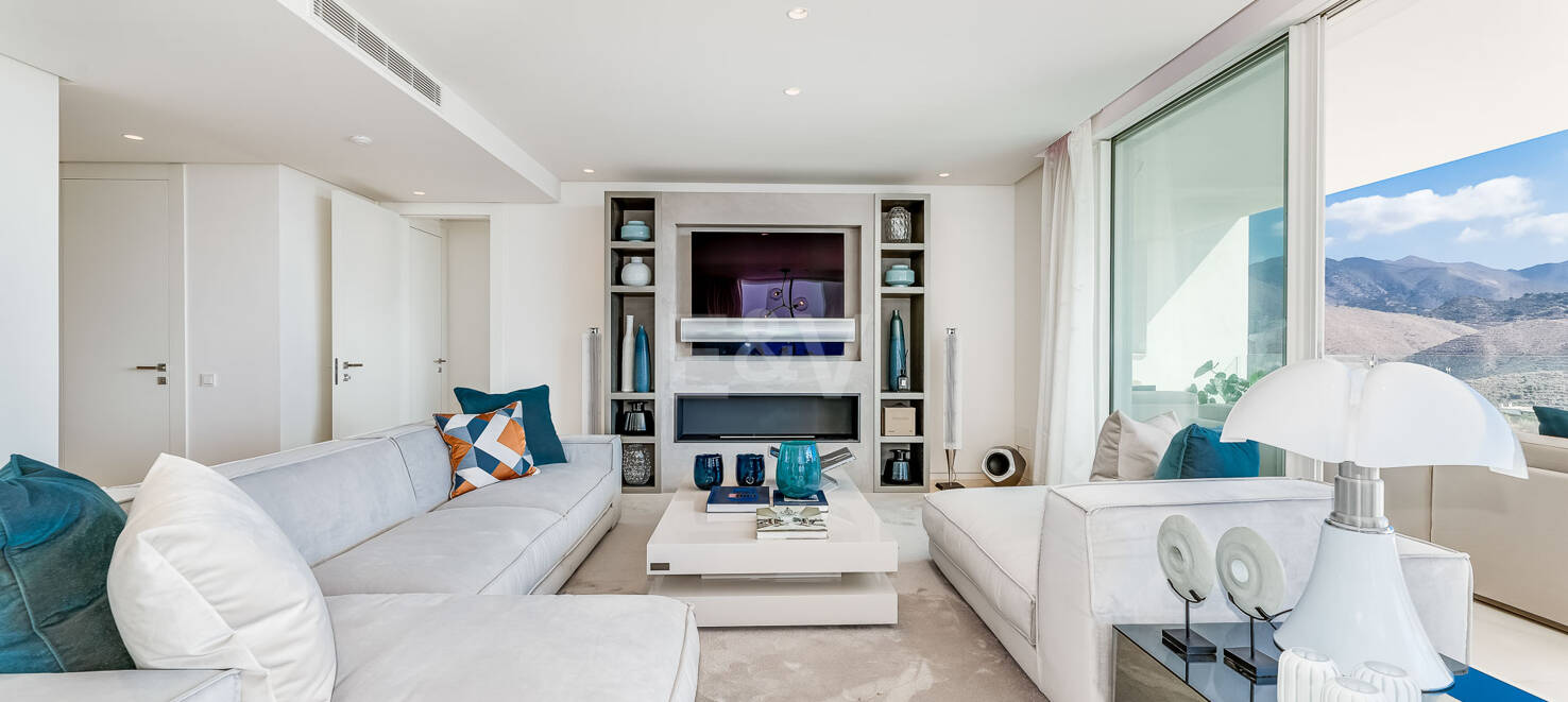 Unique resort with panoramic views and on-site leisure facilities minutes away from Marbella