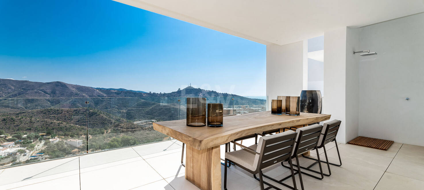 Unique resort with panoramic views and on-site leisure facilities minutes away from Marbella
