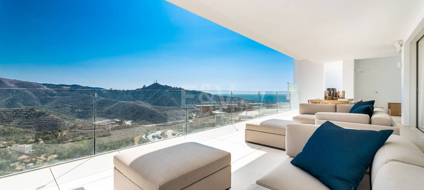 Unique resort with panoramic views and on-site leisure facilities minutes away from Marbella