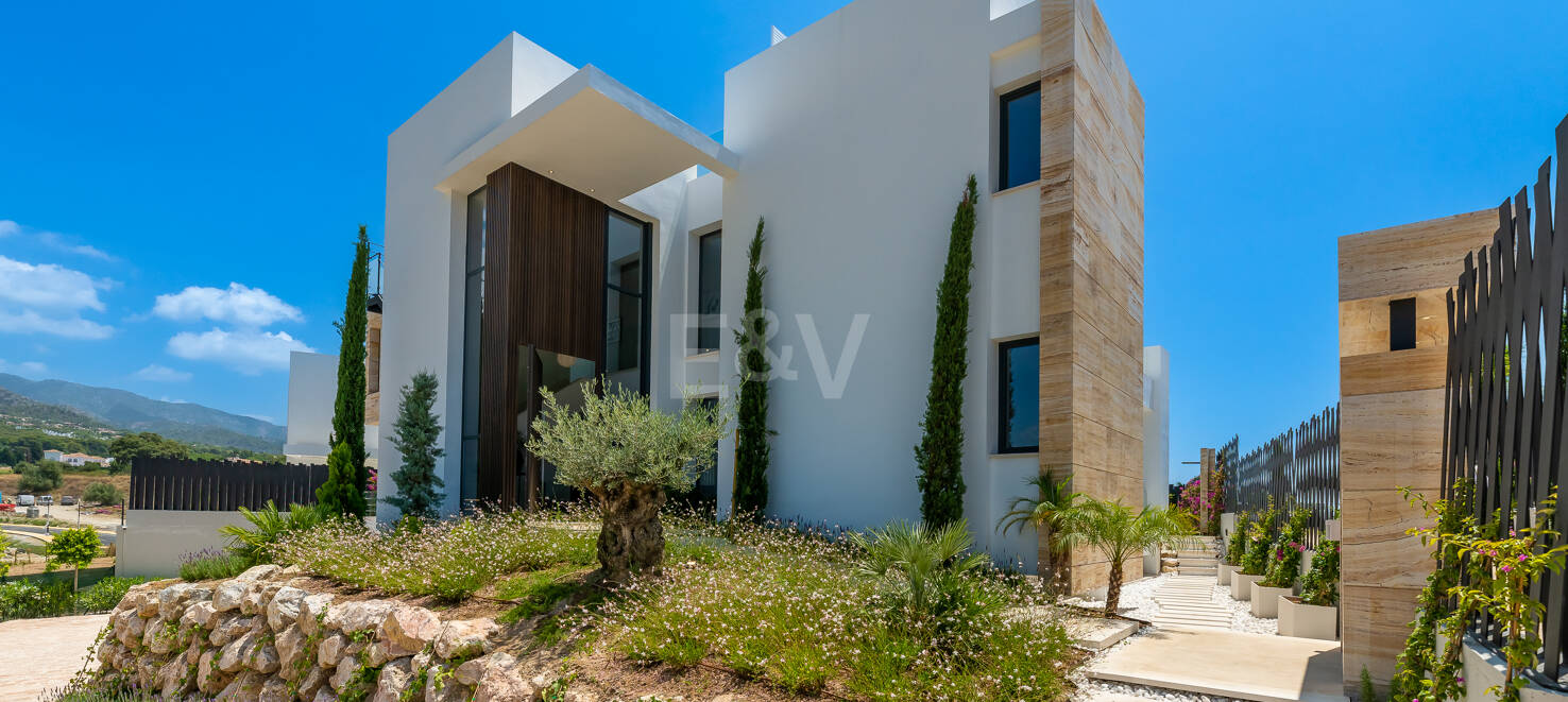 Exclusive signature villas in Lomas del Virrey, Golden Mile
