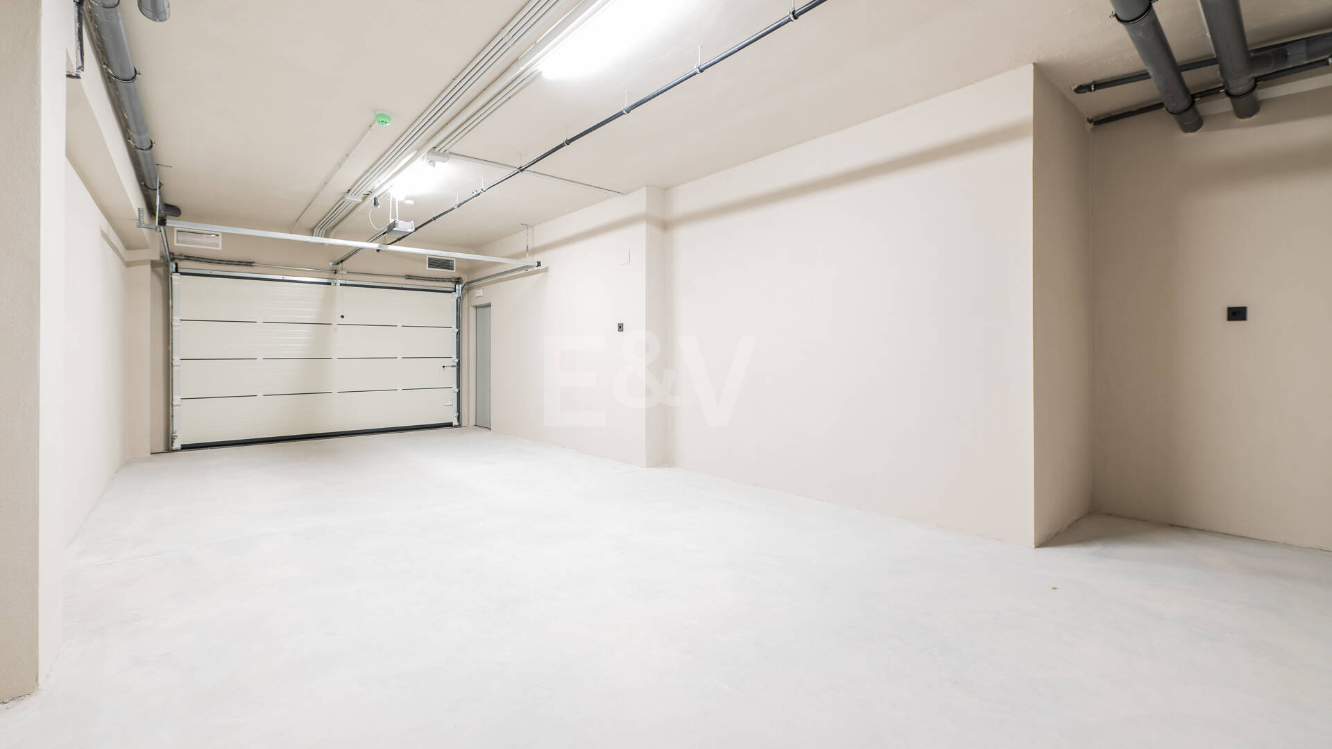 Almazara Views, Panoramic Mountain Living Above the Lake