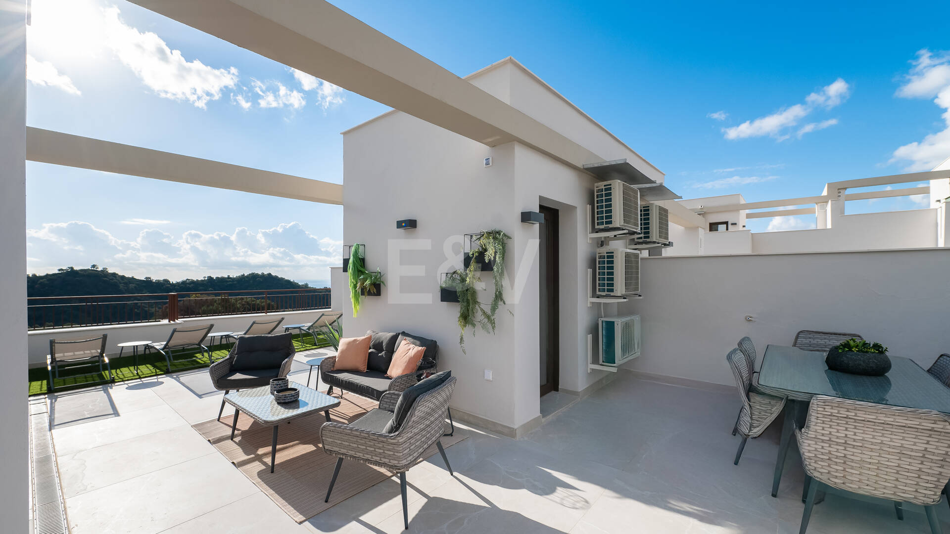 Almazara Views, Panoramic Mountain Living Above the Lake