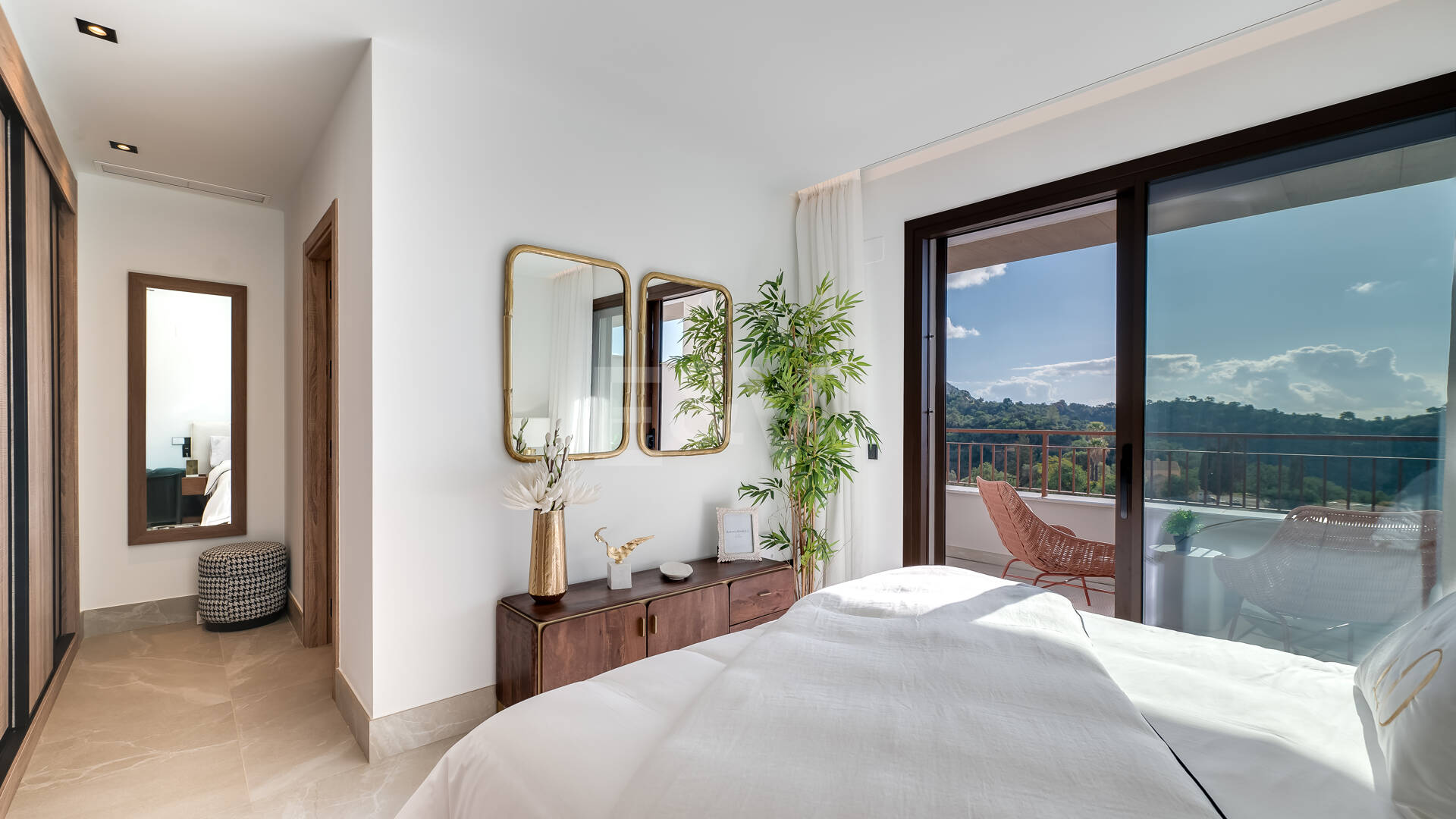 Almazara Views, Panoramic Mountain Living Above the Lake