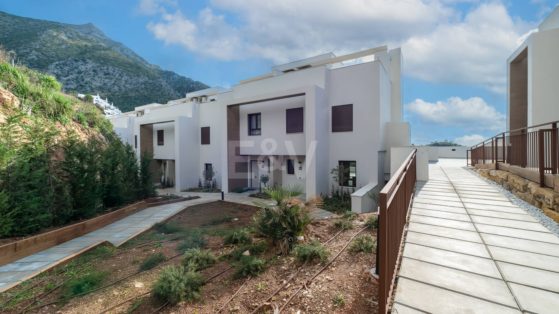 Almazara Views, Panoramic Mountain Living Above the Lake