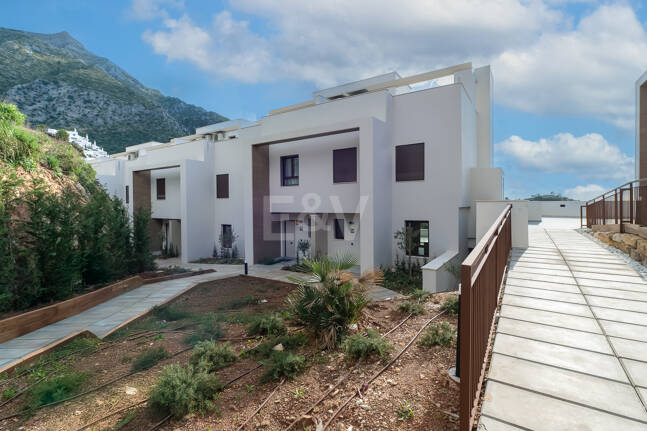 Almazara Views, Panoramisches Wohnen in den Bergen mit Blick auf den See