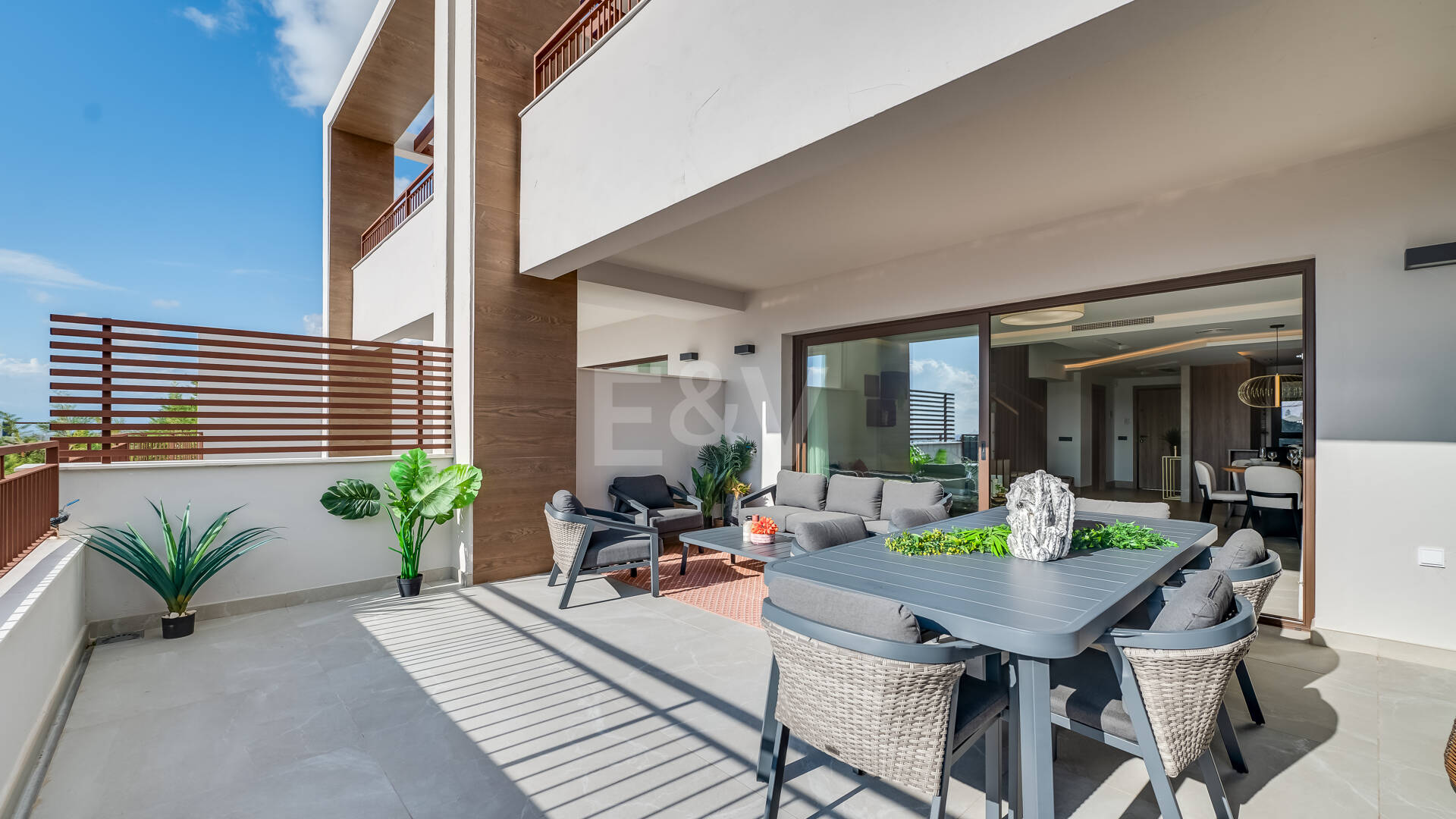 Almazara Views, Panoramic Mountain Living Above the Lake