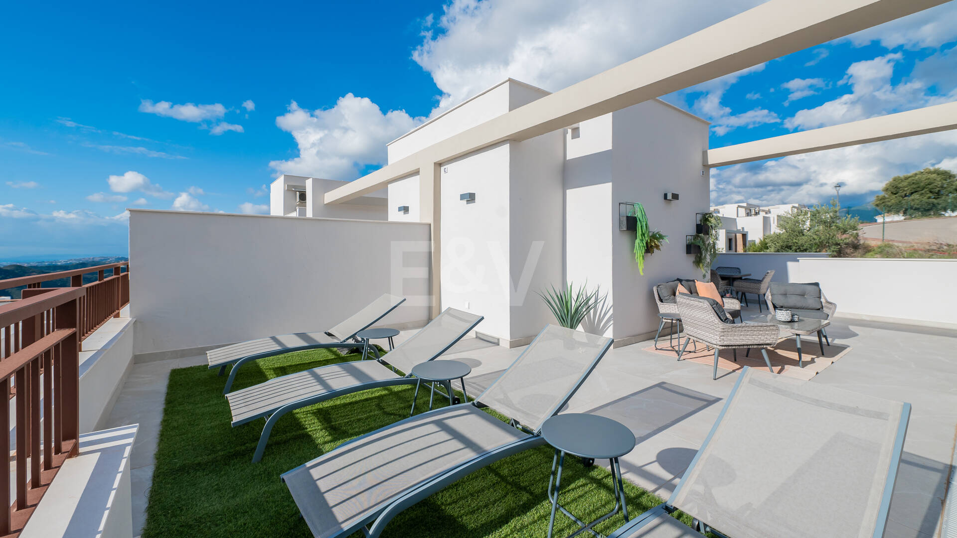 Almazara Views, Panoramic Mountain Living Above the Lake