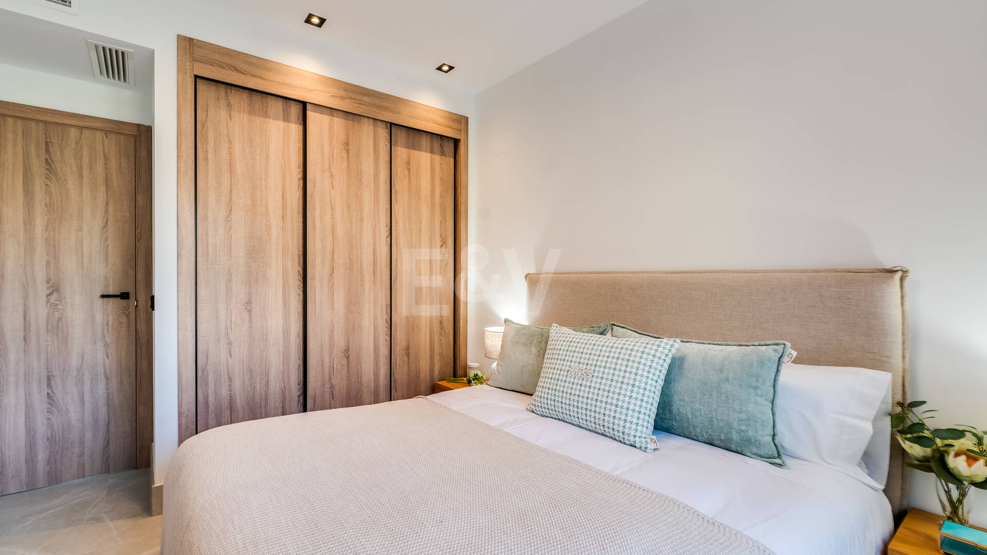 Almazara Views, Panoramic Mountain Living Above the Lake